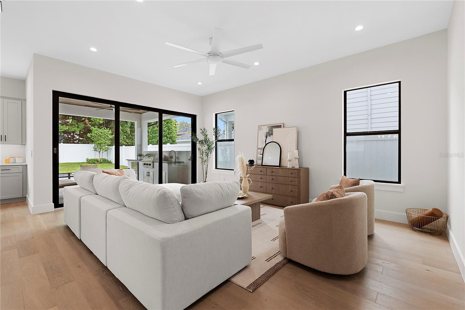 O6406381 Property Photo 8