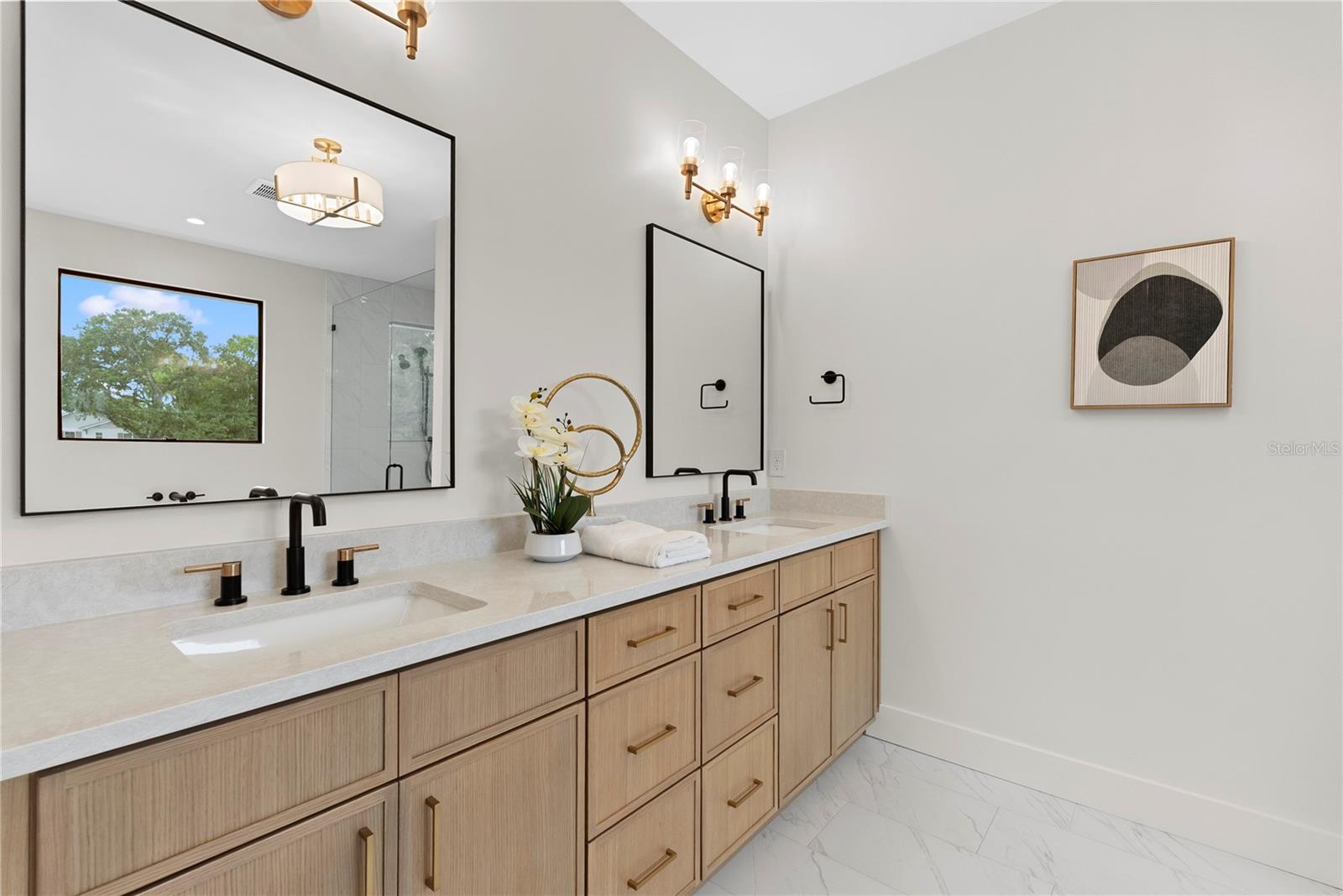 O6406381 Property Photo 24