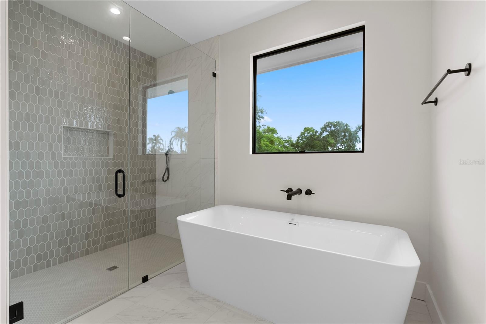 O6406381 Property Photo 25