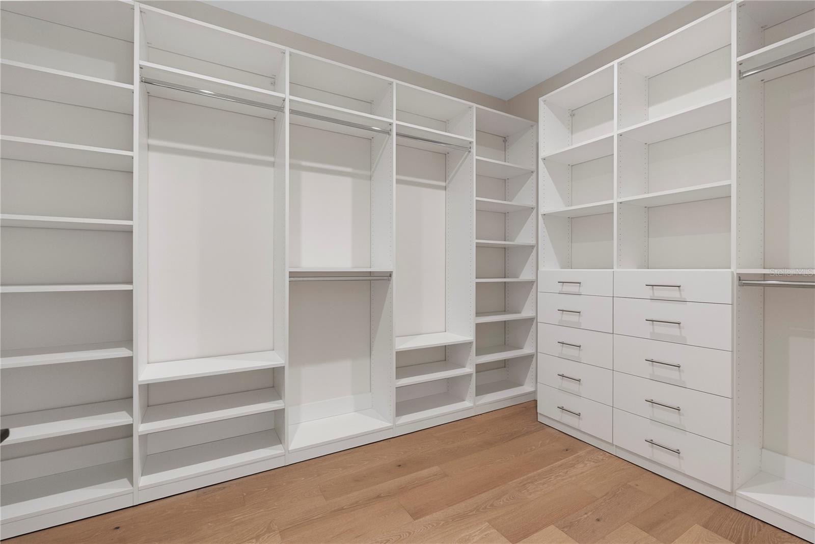 O6406381 Property Photo 26