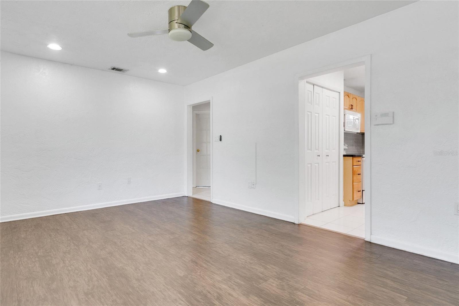 2482 Roxbury Rd Property Photo 4