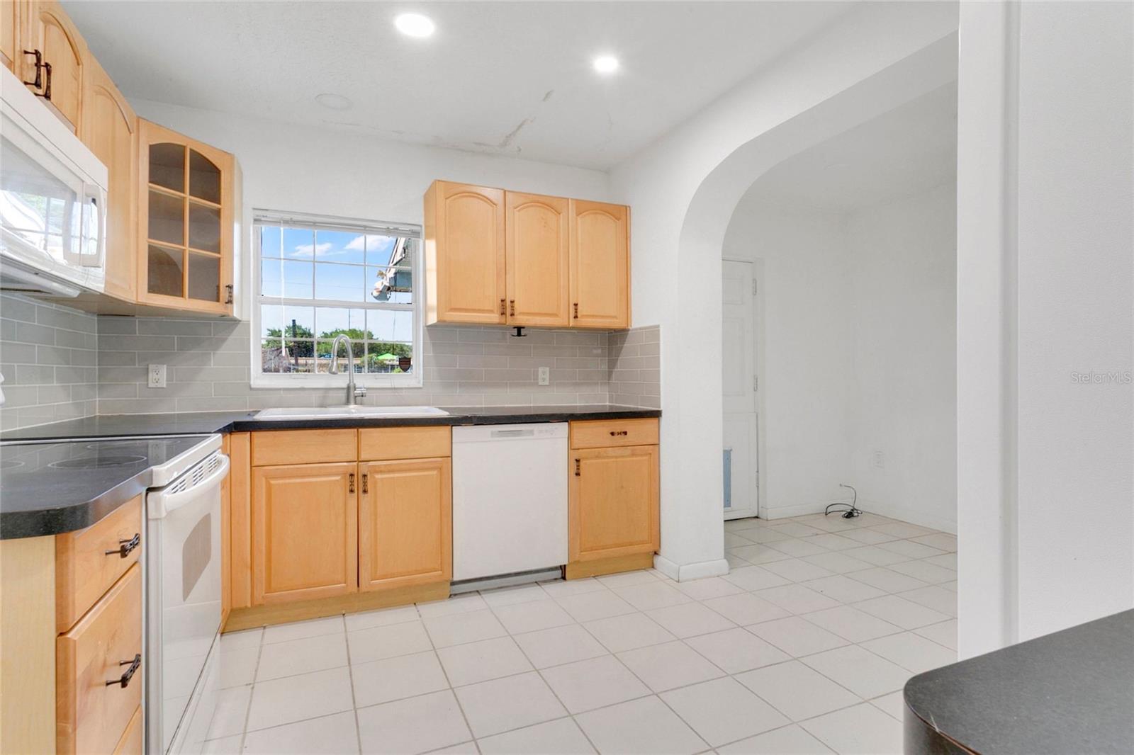 2482 Roxbury Rd Property Photo 6