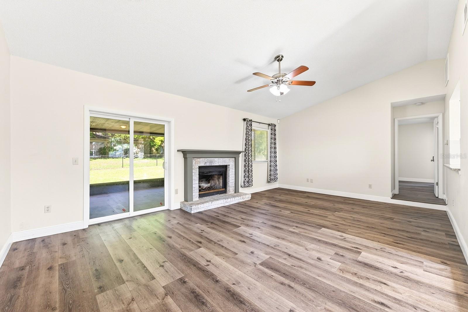 745 Mentmore Cir Property Photo 4