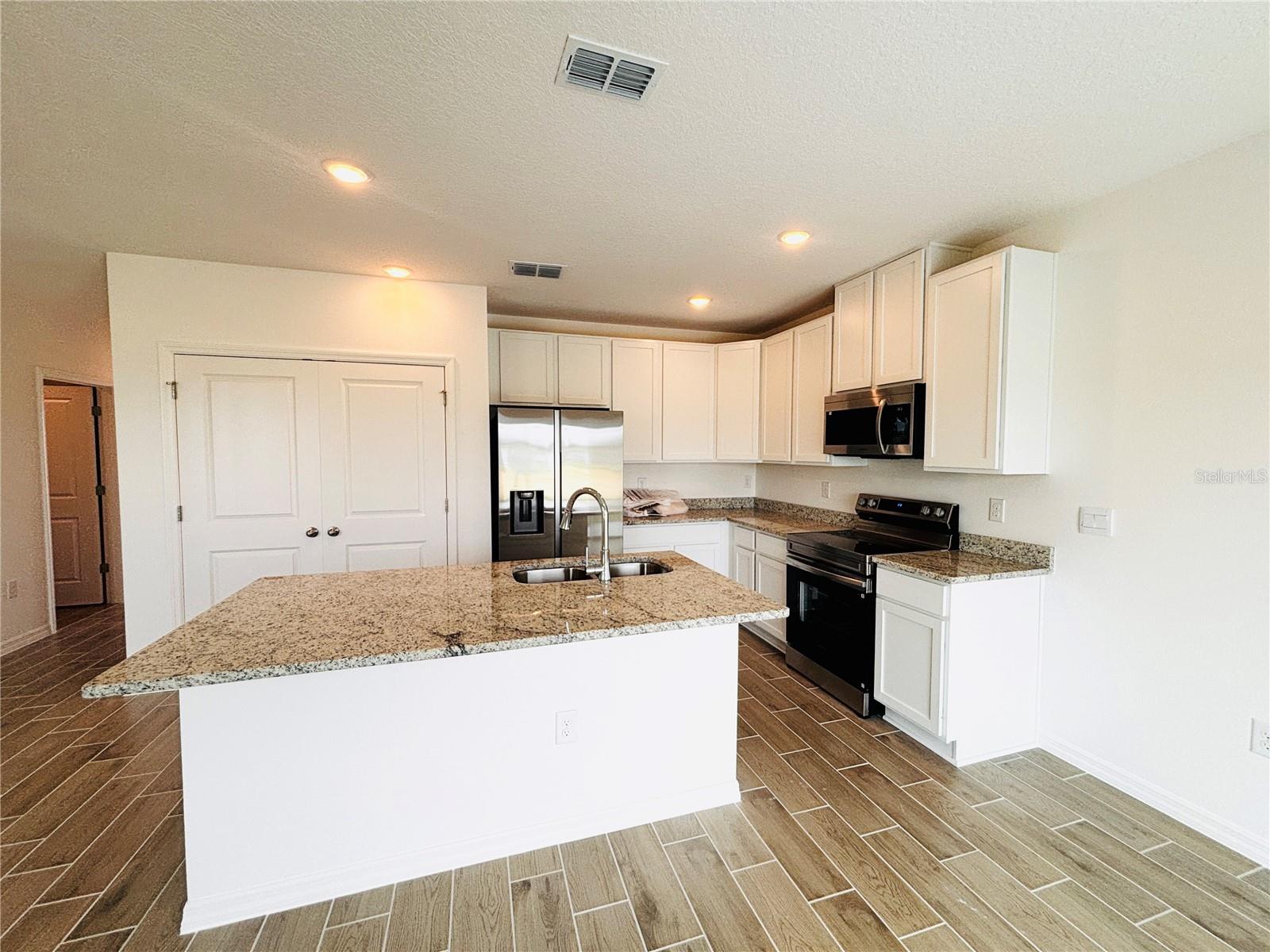 616 Broadoak Dr Property Photo 4