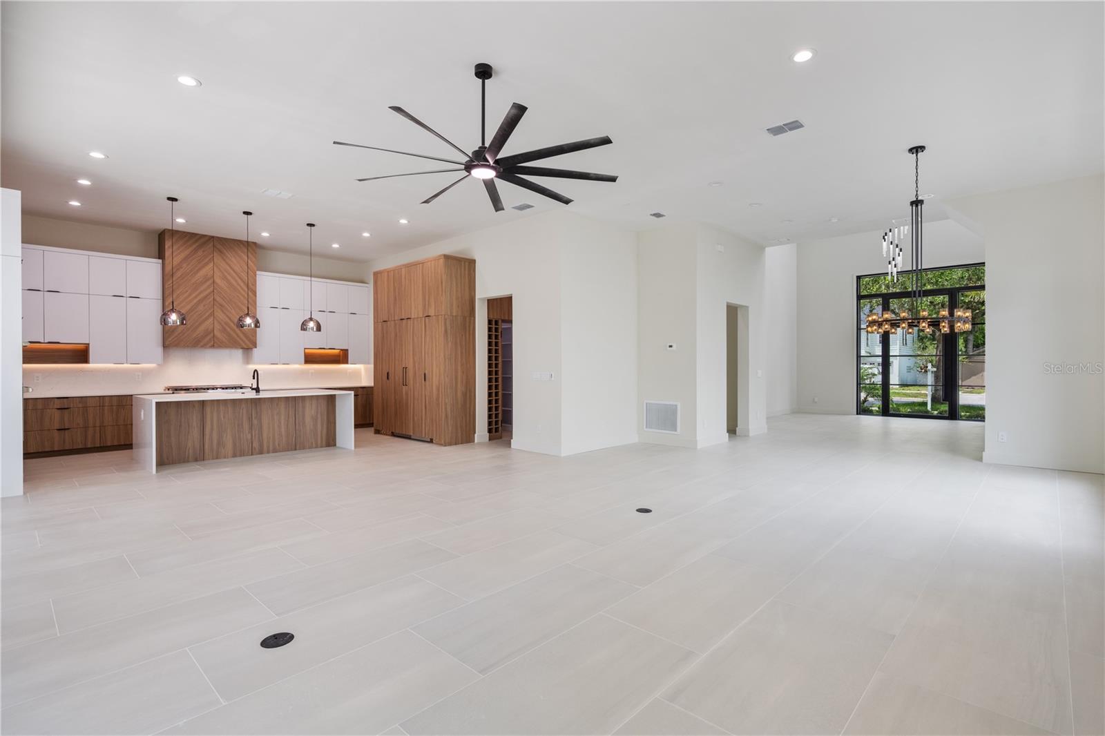 737 N Summerlin Ave Property Photo 15
