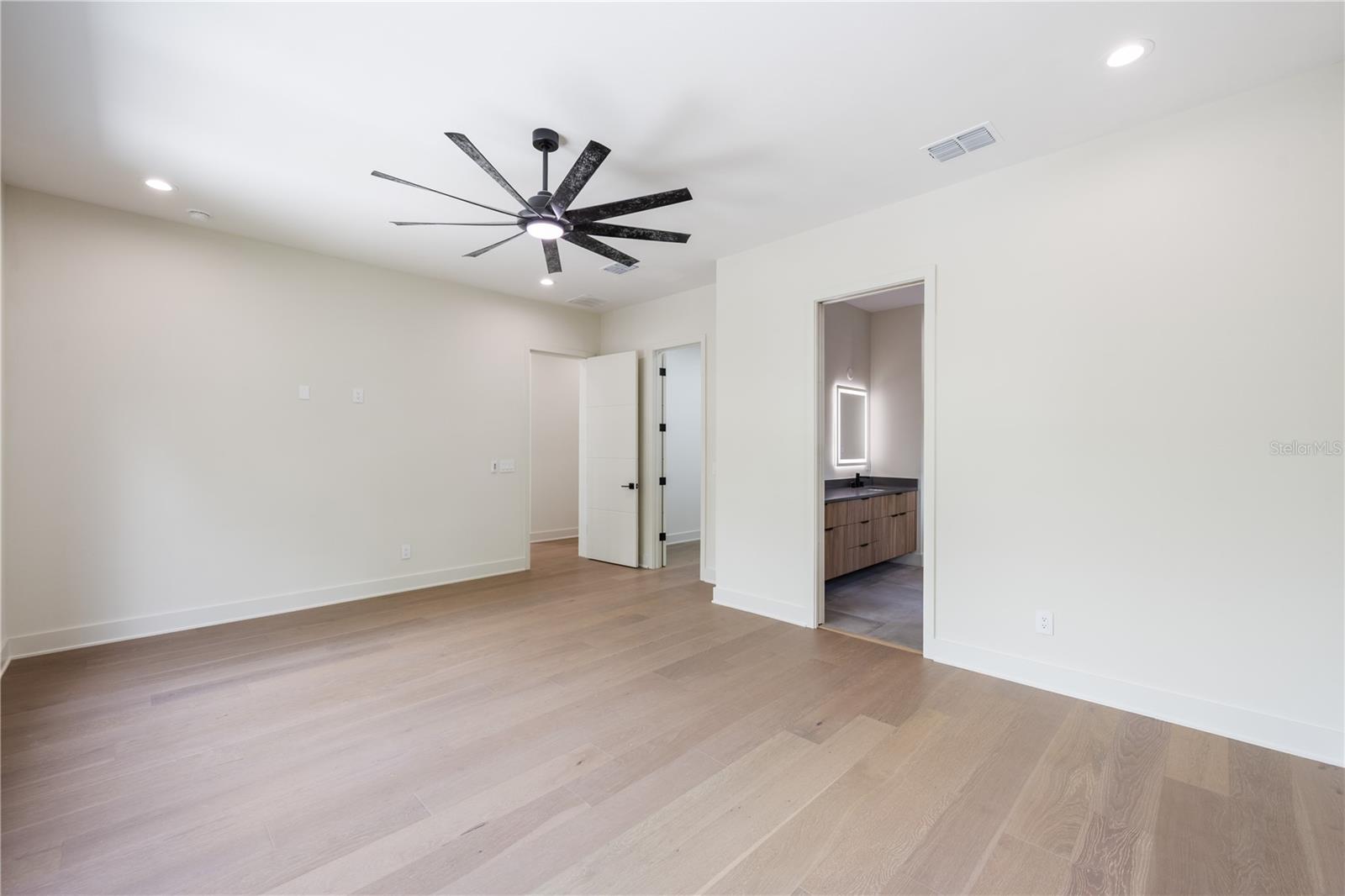 737 N Summerlin Ave Property Photo 32