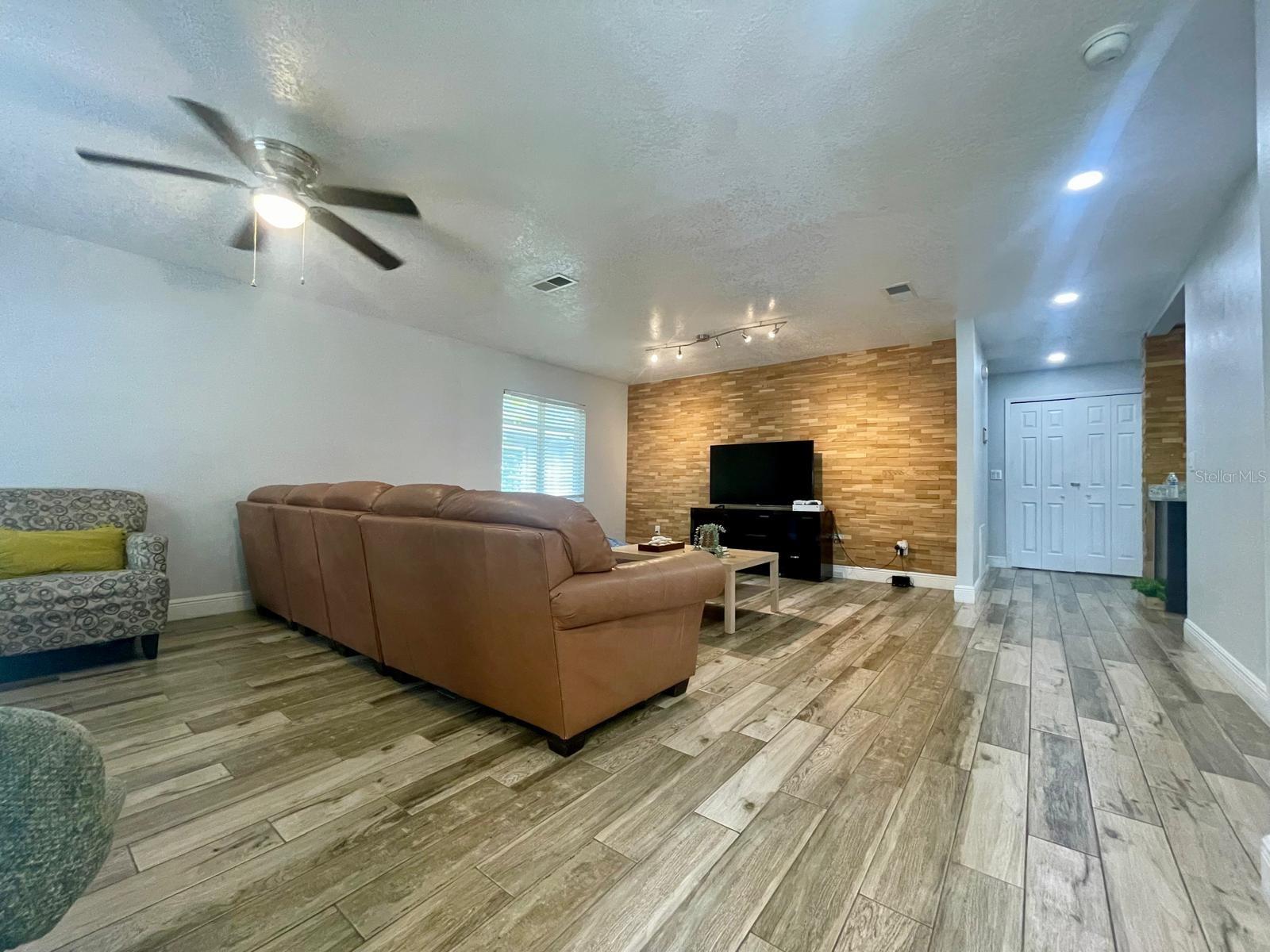 1044 Nin St Property Photo 3