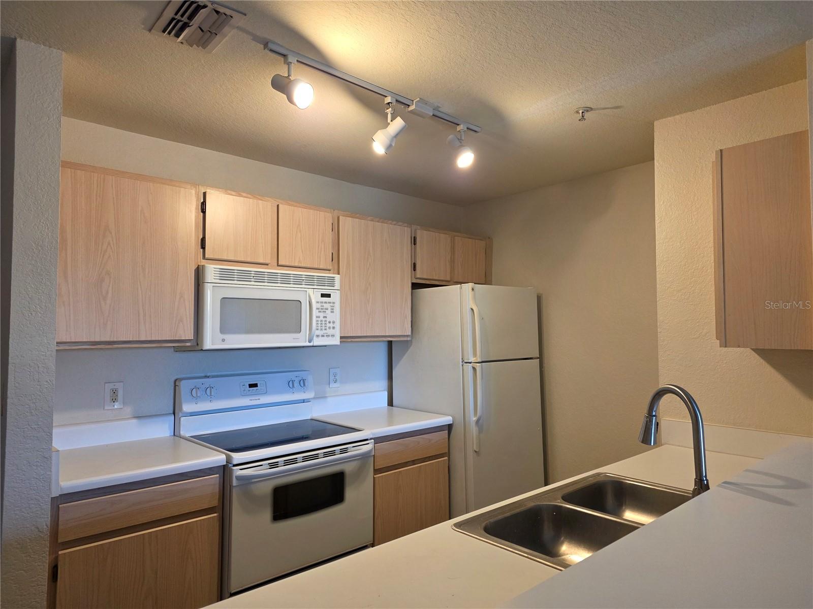 5447 Vineland Rd #1210 Property Photo 11
