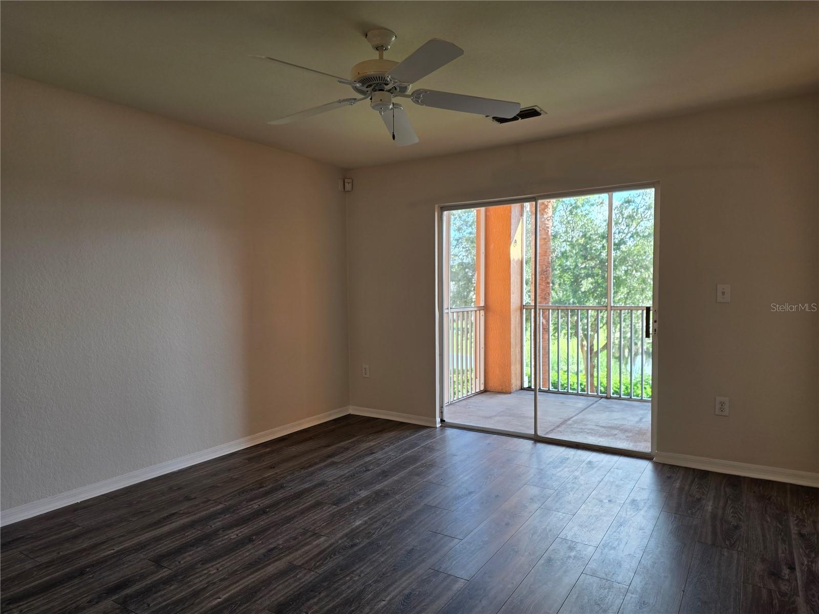 5447 Vineland Rd #1210 Property Photo 12