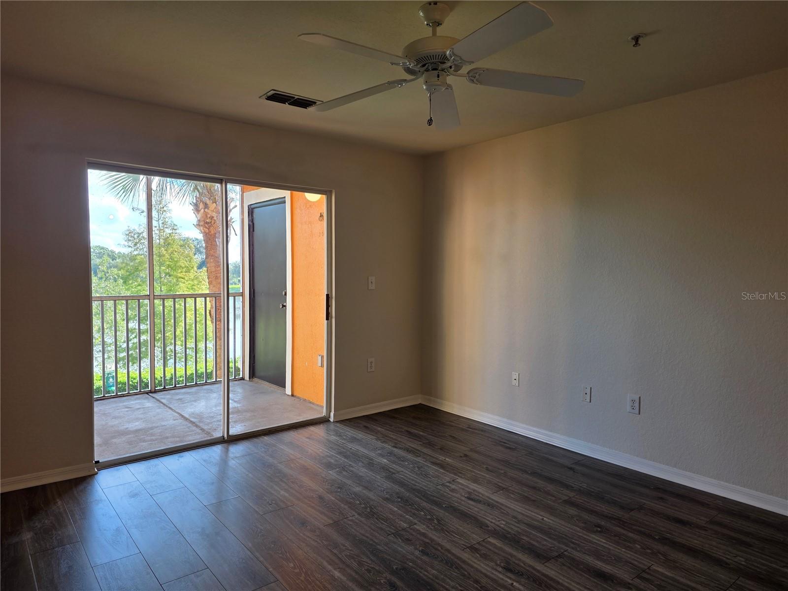 5447 Vineland Rd #1210 Property Photo 13