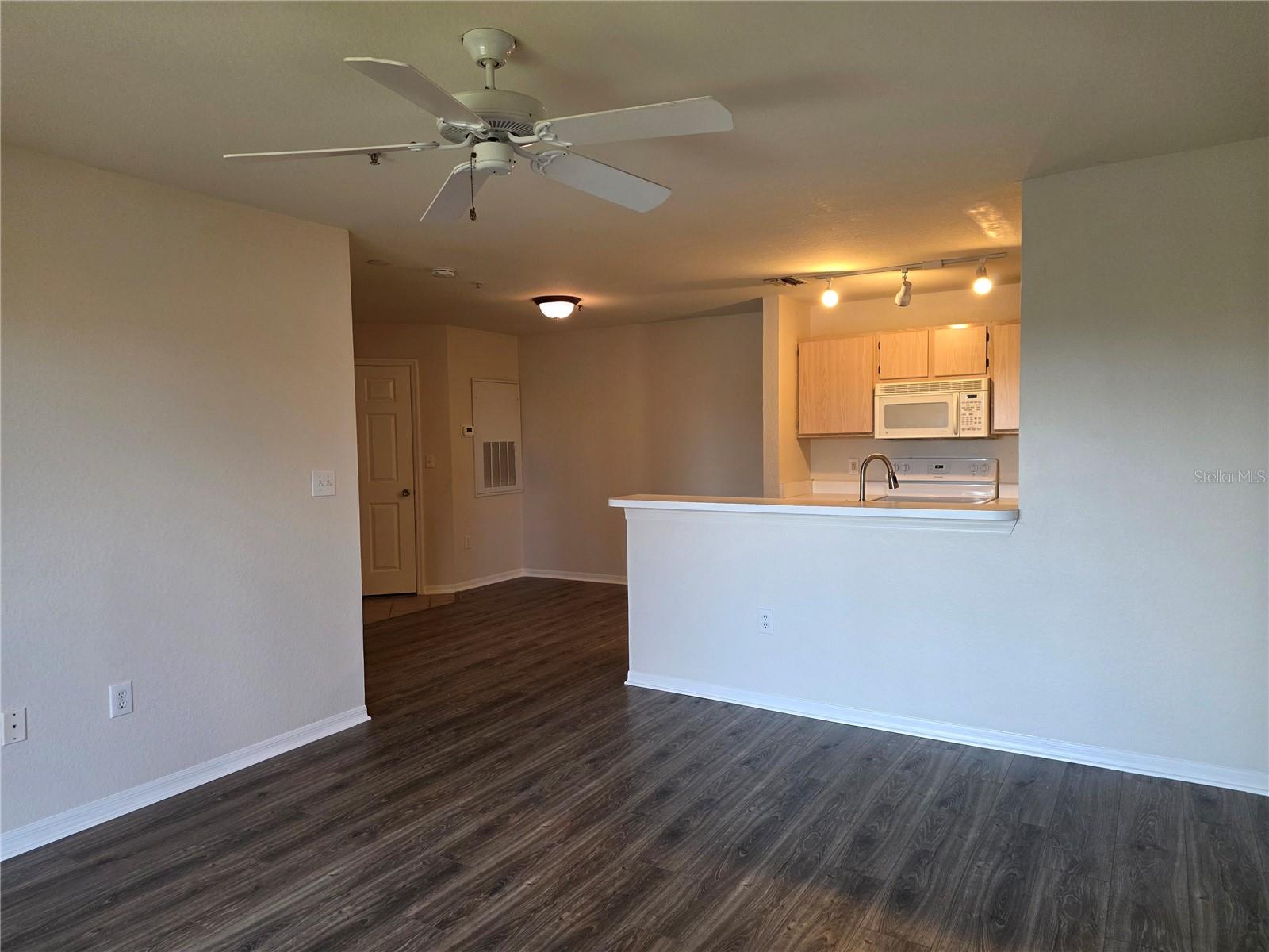 5447 Vineland Rd #1210 Property Photo 14