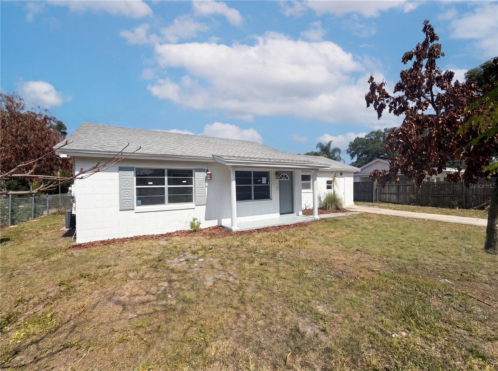 1100 Carefree Cove Dr Property Photo 1