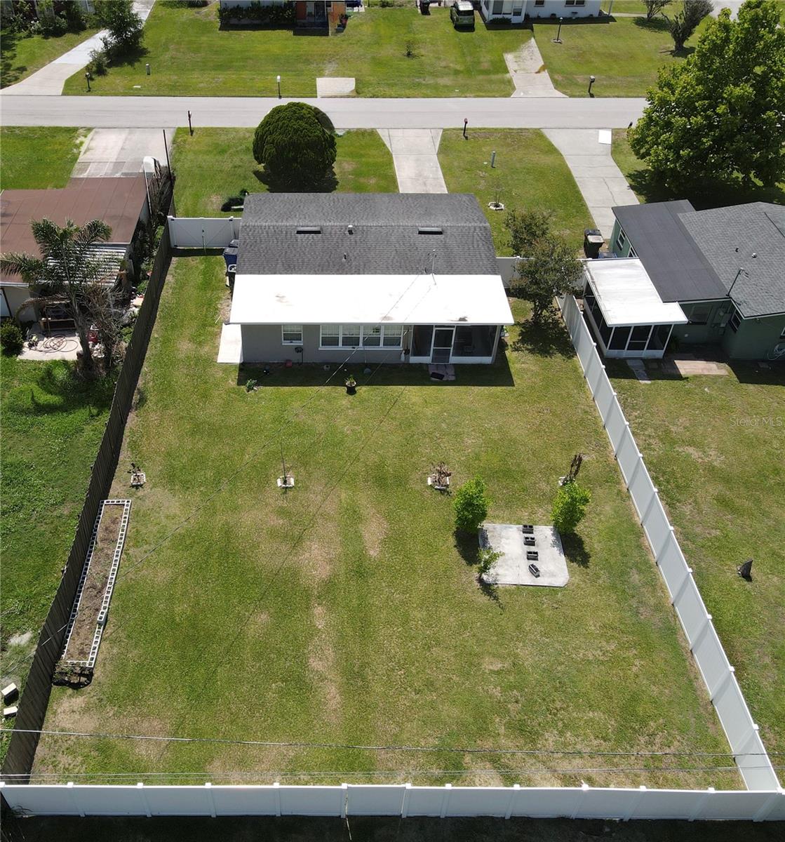 307 California Ave Property Photo 5