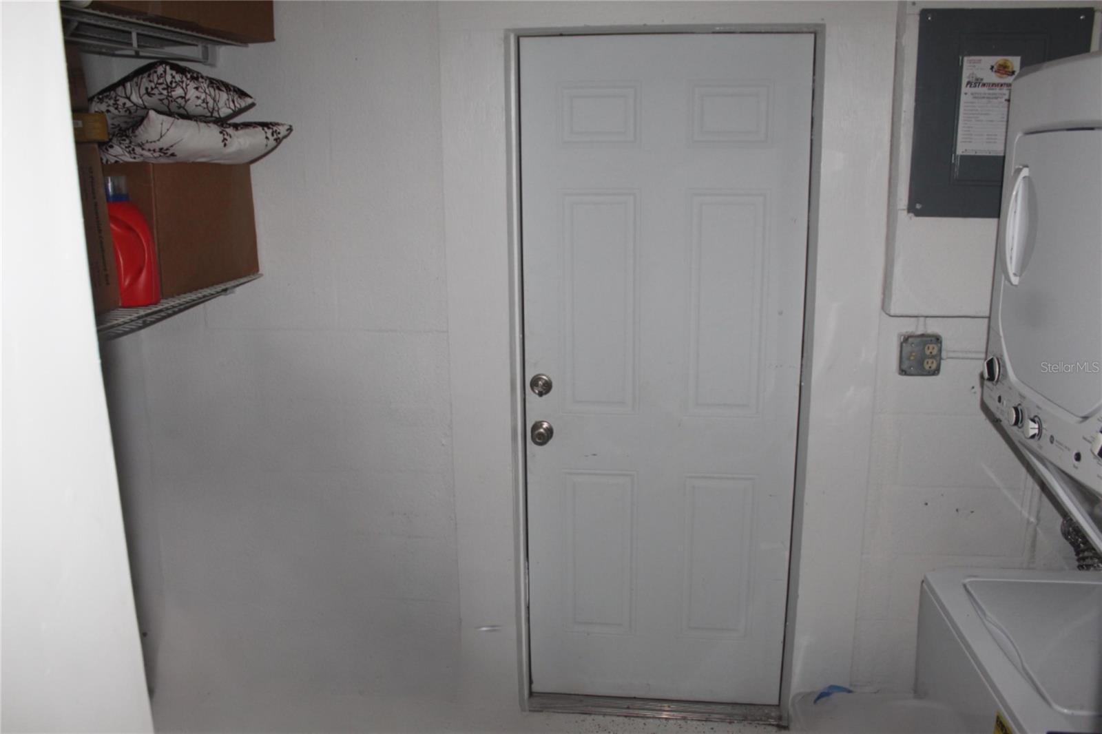 307 California Ave Property Photo 13