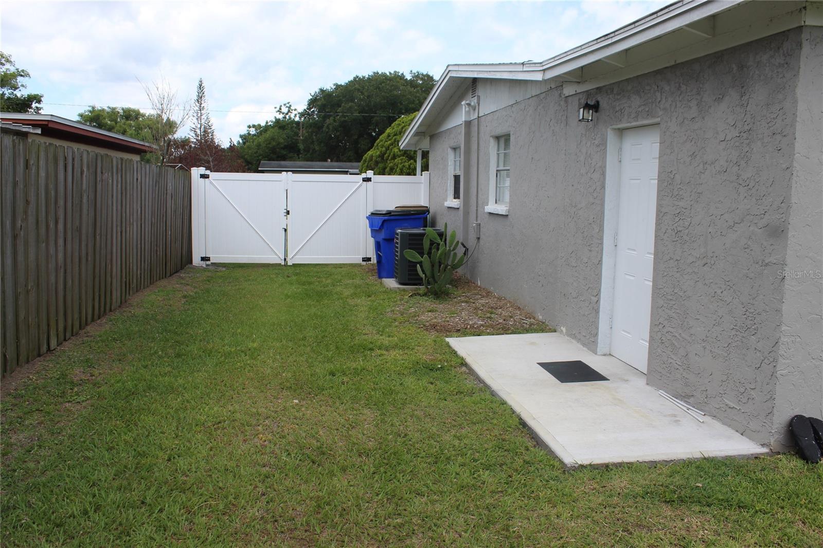 307 California Ave Property Photo 17