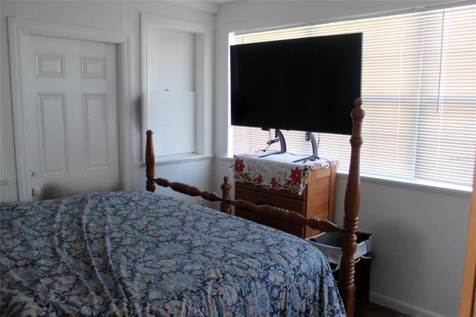 307 California Ave Property Photo 23