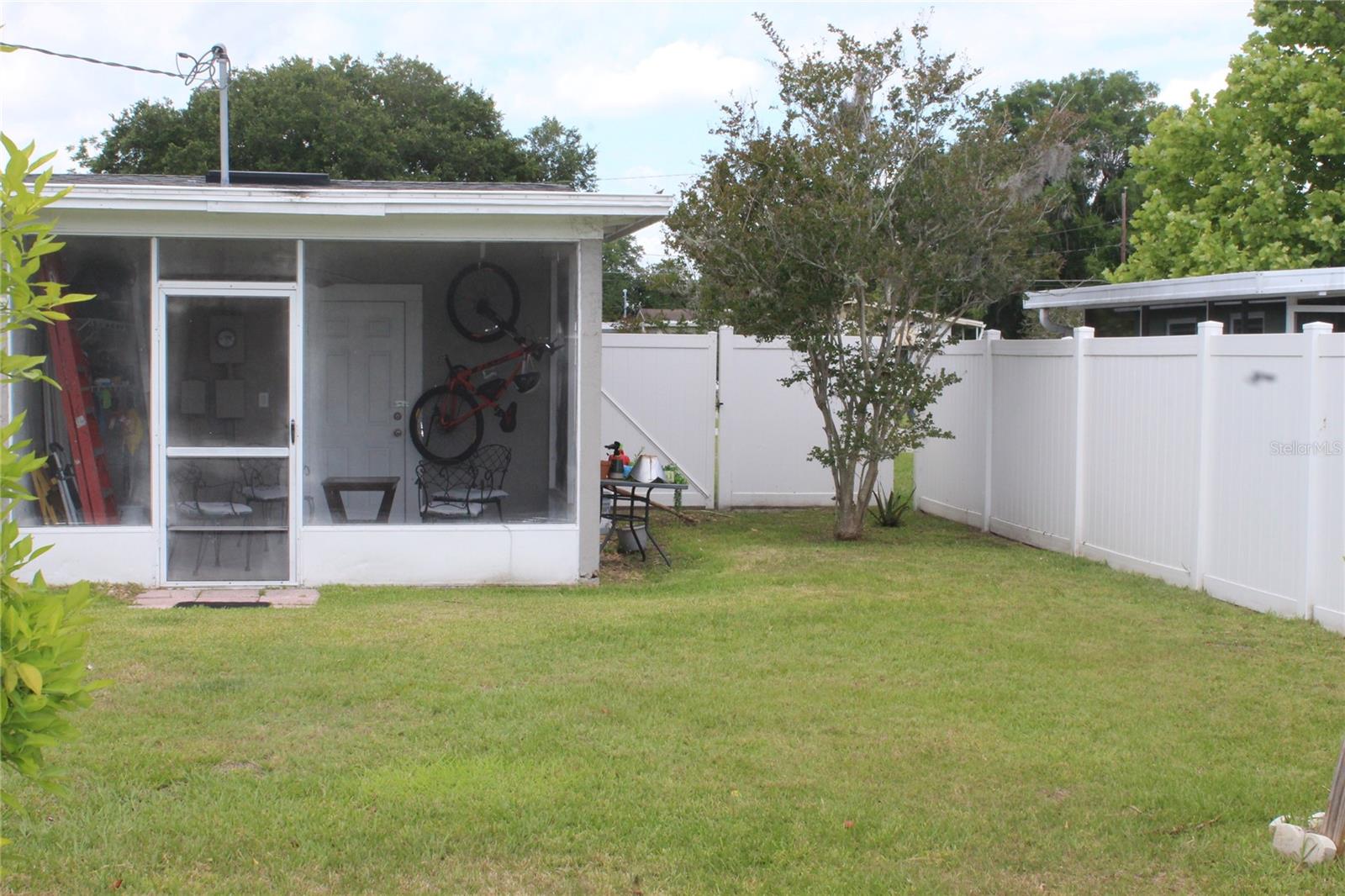 307 California Ave Property Photo 25
