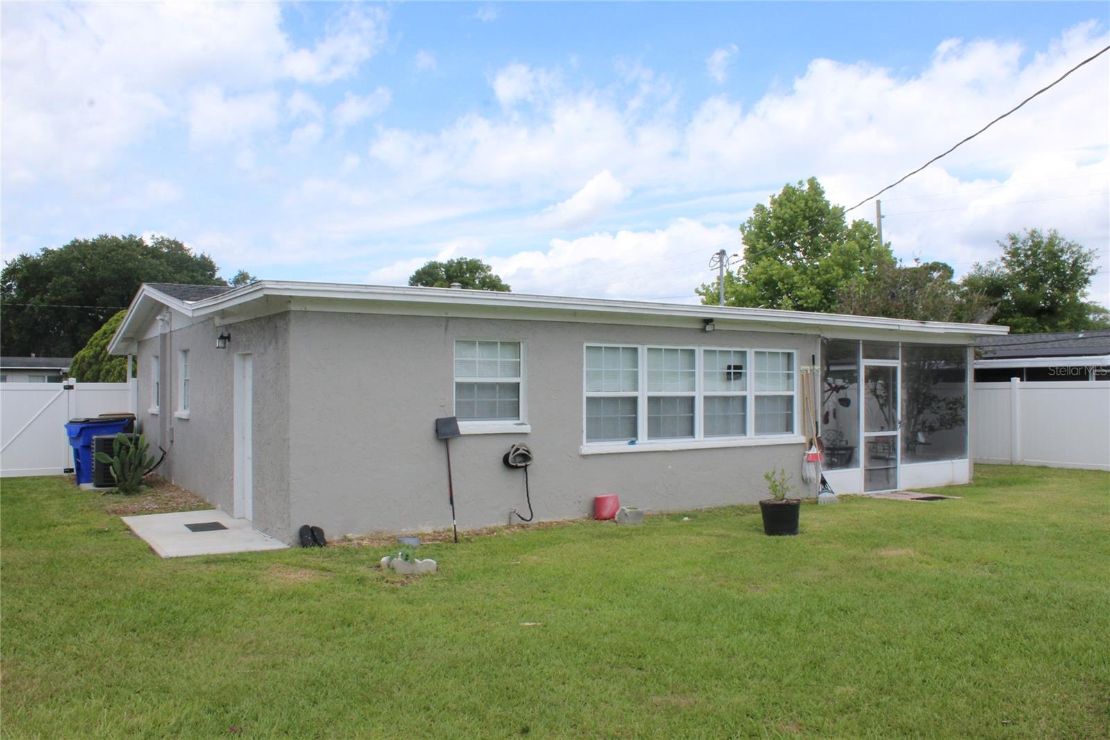 307 California Ave Property Photo 27