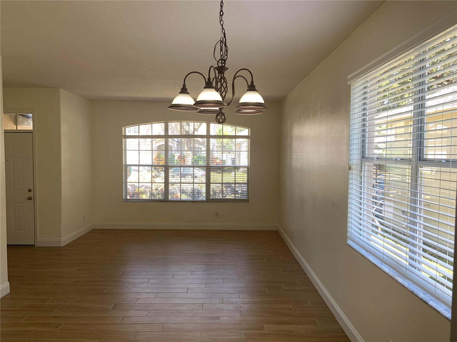4527 Riverton Dr Property Photo 4