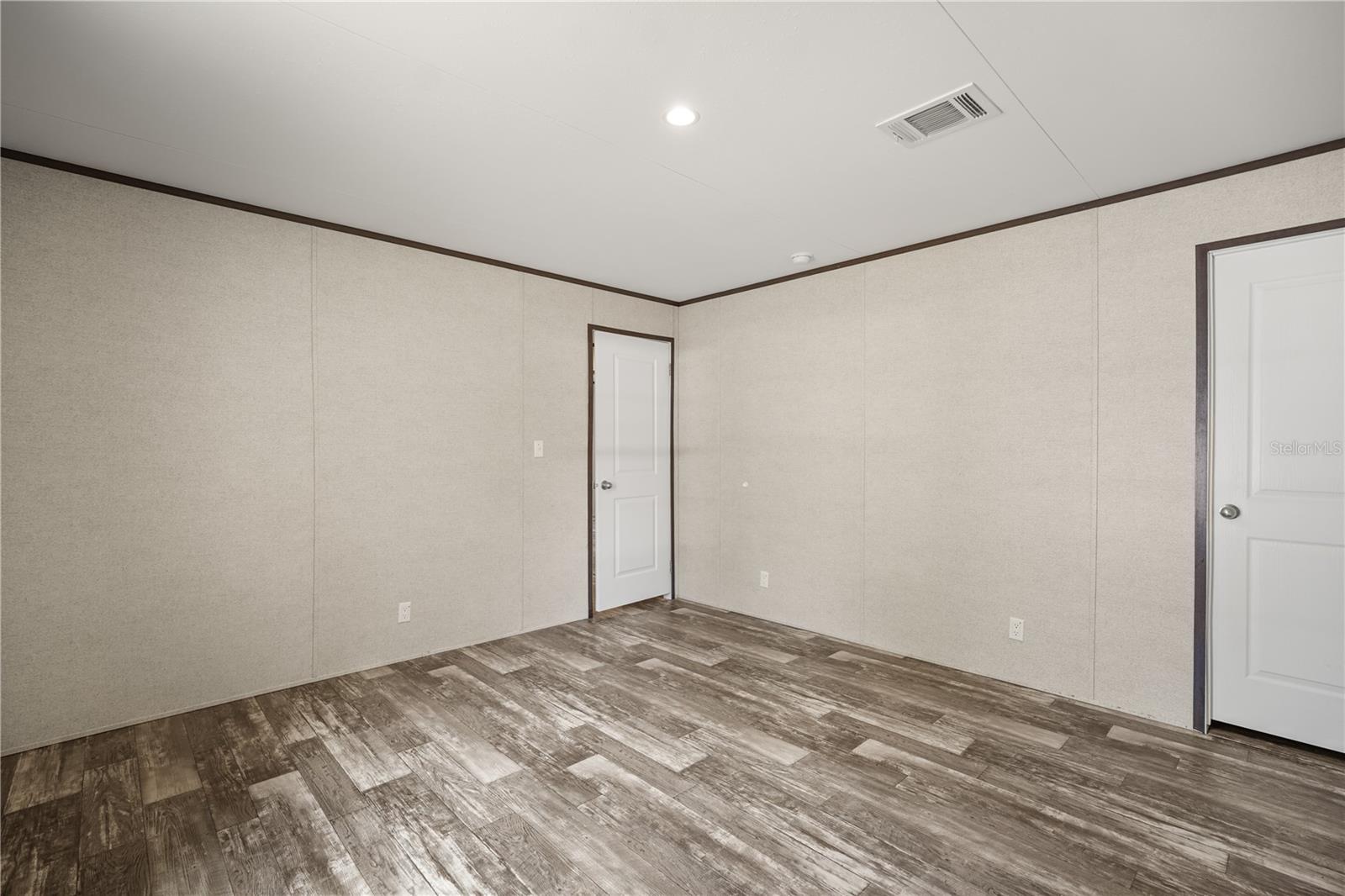 618 1 St St Property Photo 10