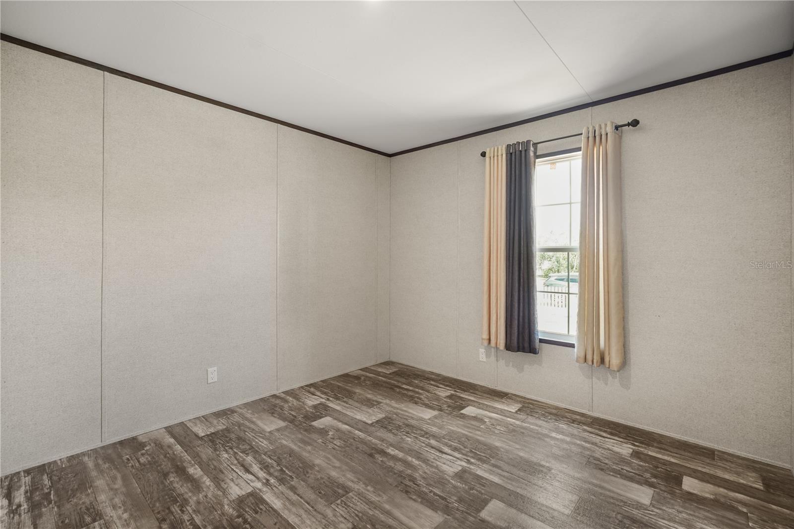 618 1 St St Property Photo 13