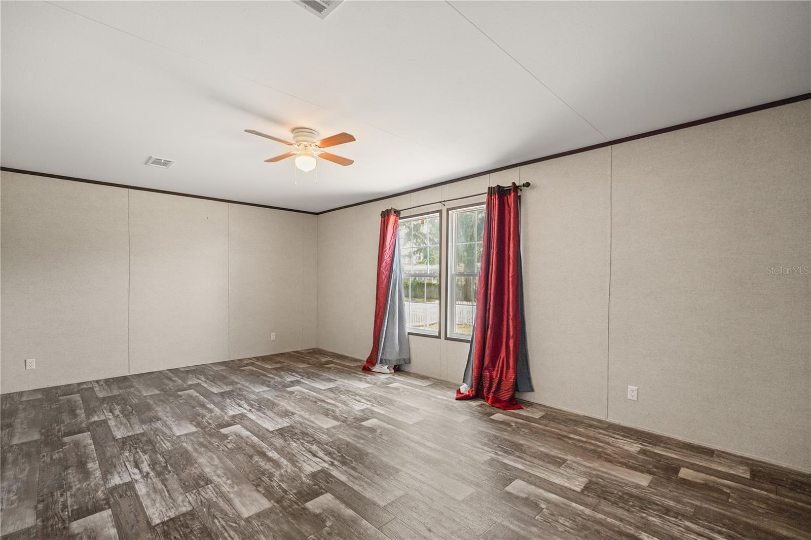 618 1 St St Property Photo 16