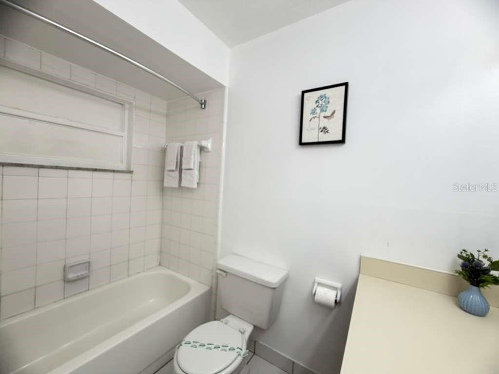O6407744 Property Photo 38