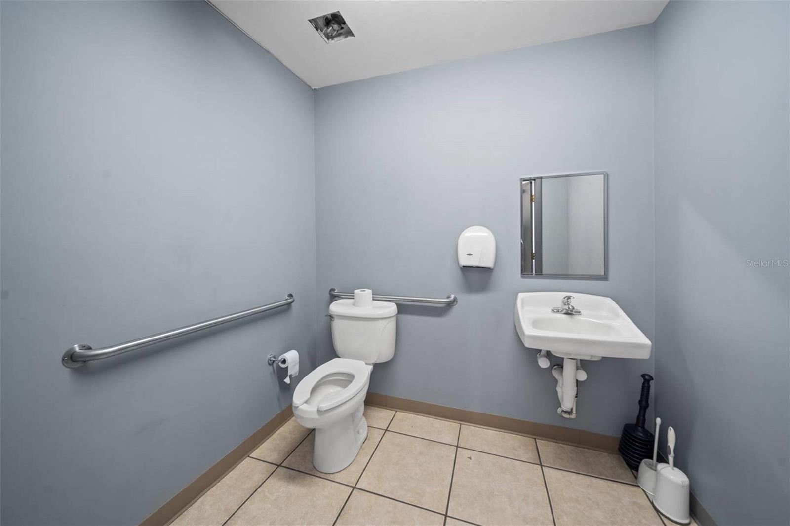 O6407948 Property Photo 8