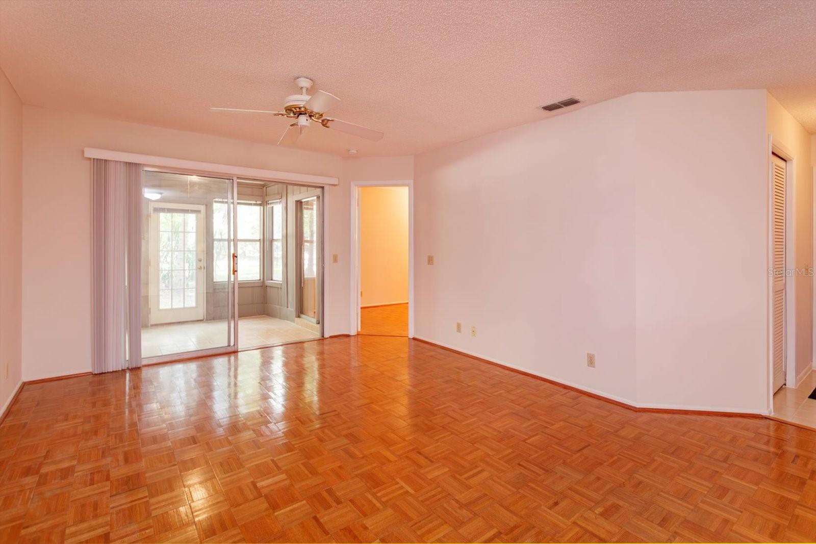 626 Red Oak Cir #106 Property Photo 6