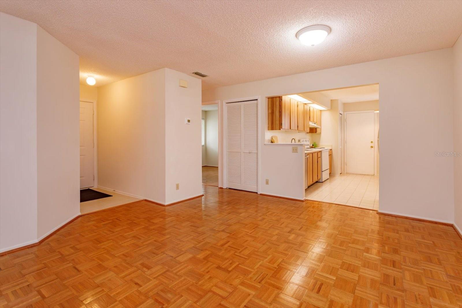 626 Red Oak Cir #106 Property Photo 14
