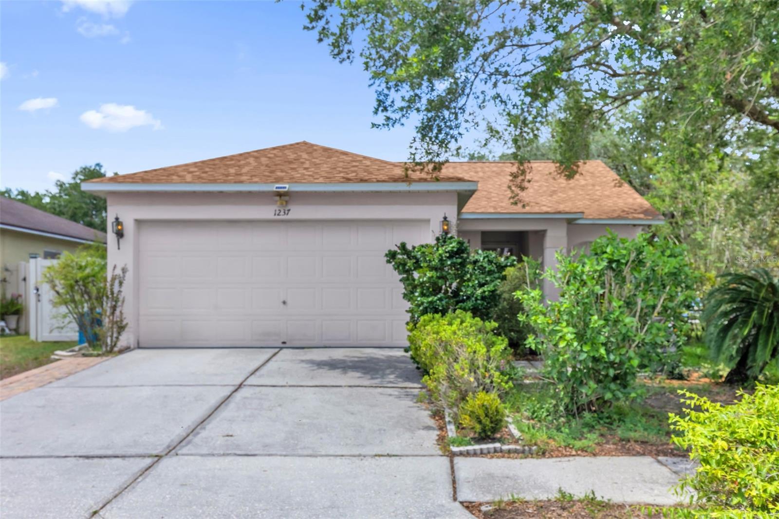 1237 Franford Dr Property Photo 1