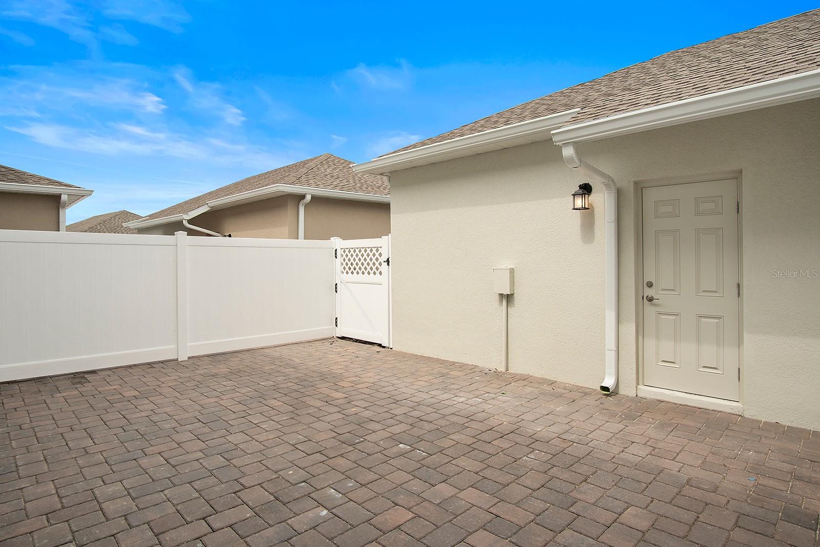 5643 Quiet Palm Loop Property Photo 8