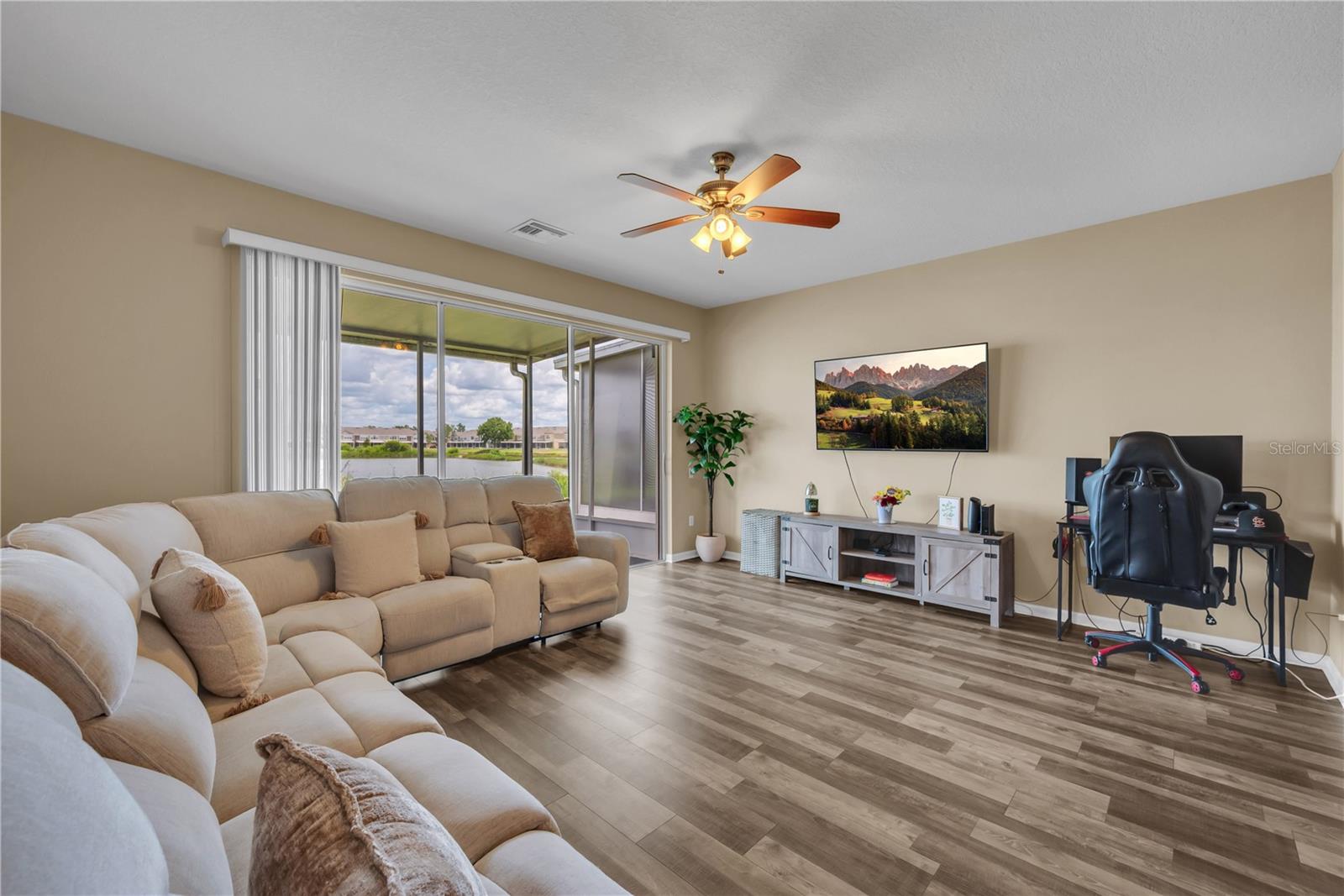 4939 Pond Ridge Dr Property Photo 4