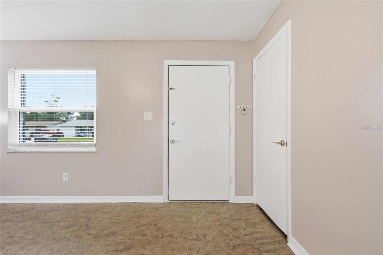 4048 Castlegate Dr Property Photo 3