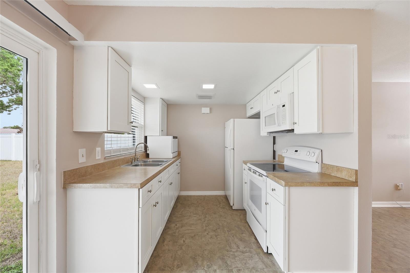 4048 Castlegate Dr Property Photo 10
