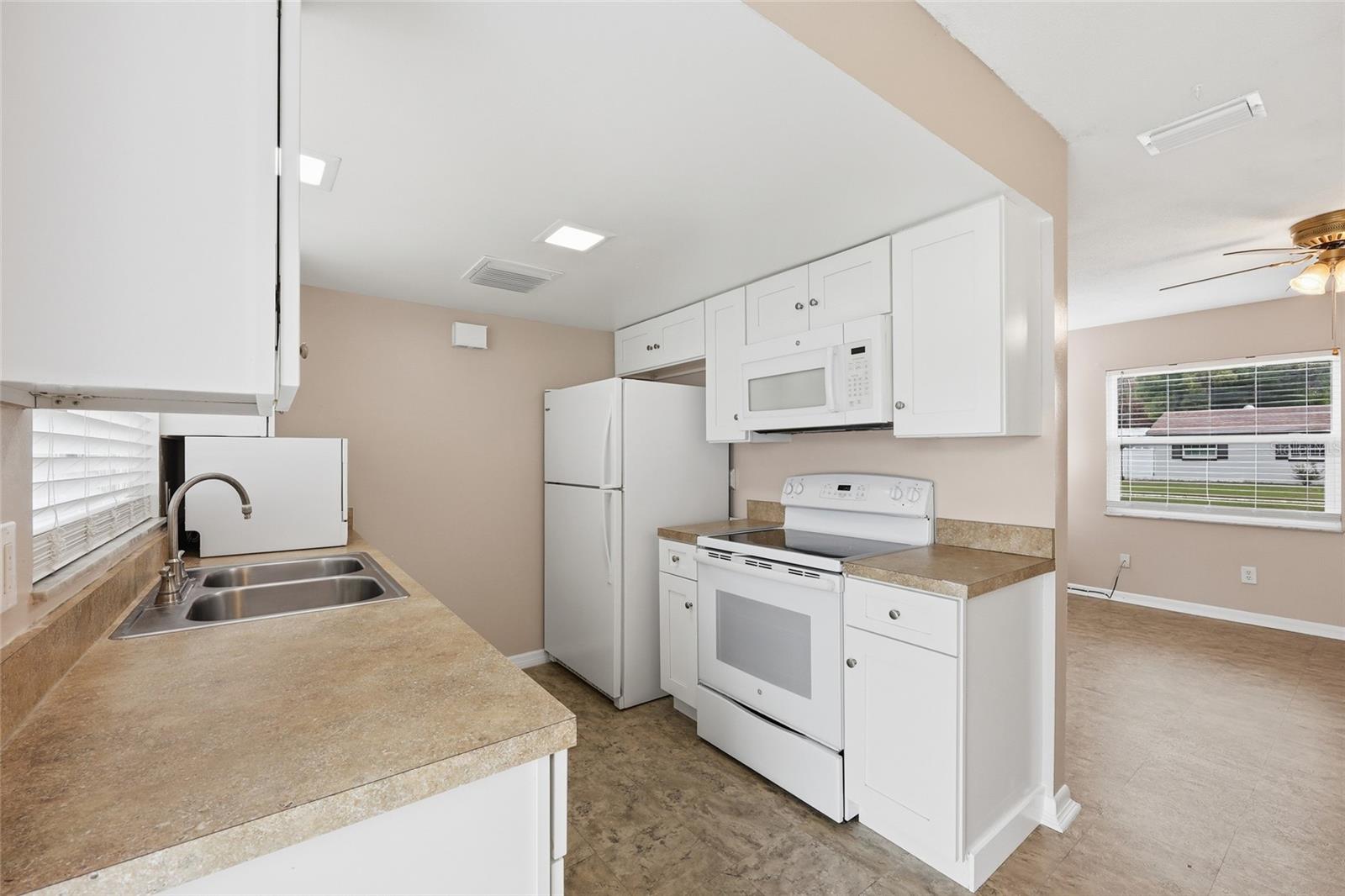 4048 Castlegate Dr Property Photo 11