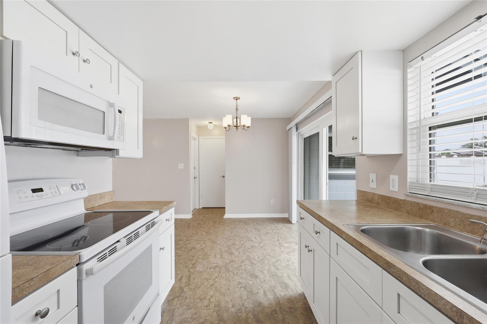 4048 Castlegate Dr Property Photo 12