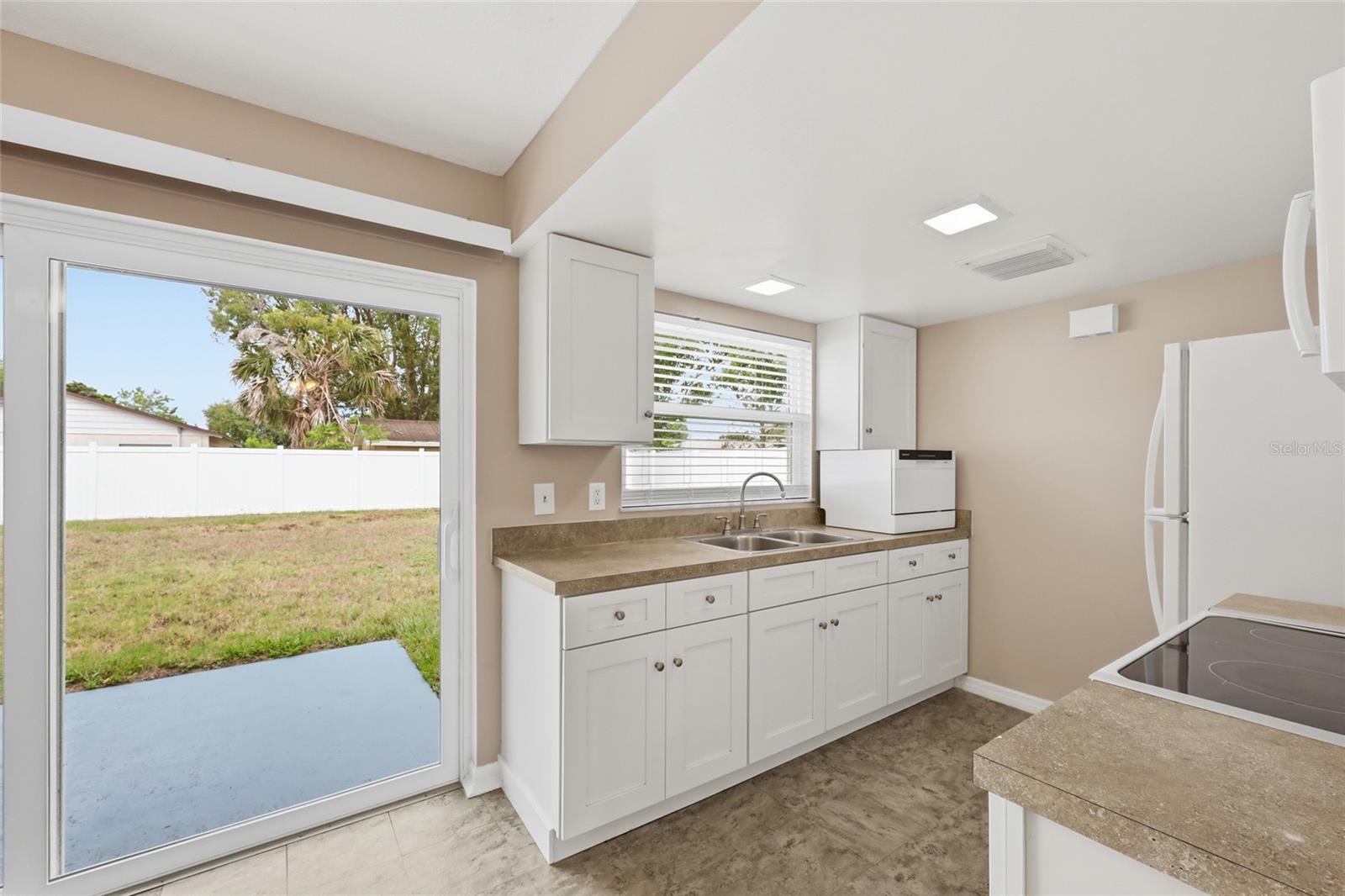 4048 Castlegate Dr Property Photo 13
