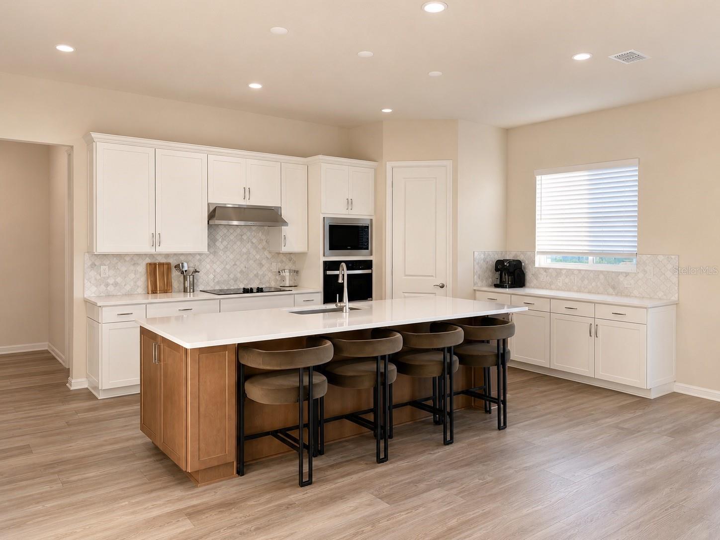 O6408647 Property Photo 3