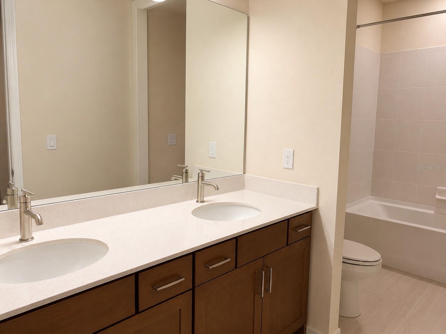 O6408647 Property Photo 18