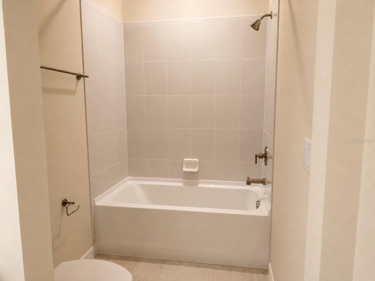 O6408647 Property Photo 19