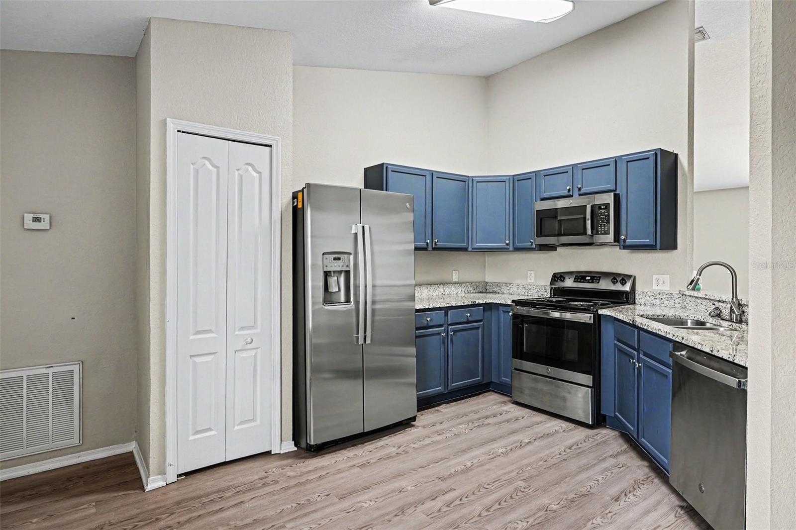 8187 Woodvine Cir Property Photo 4