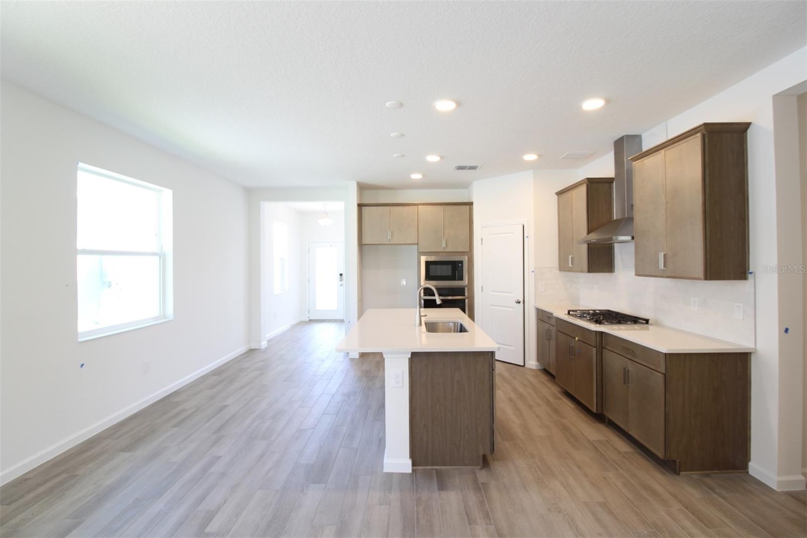 1296 Hyde St Property Photo 4