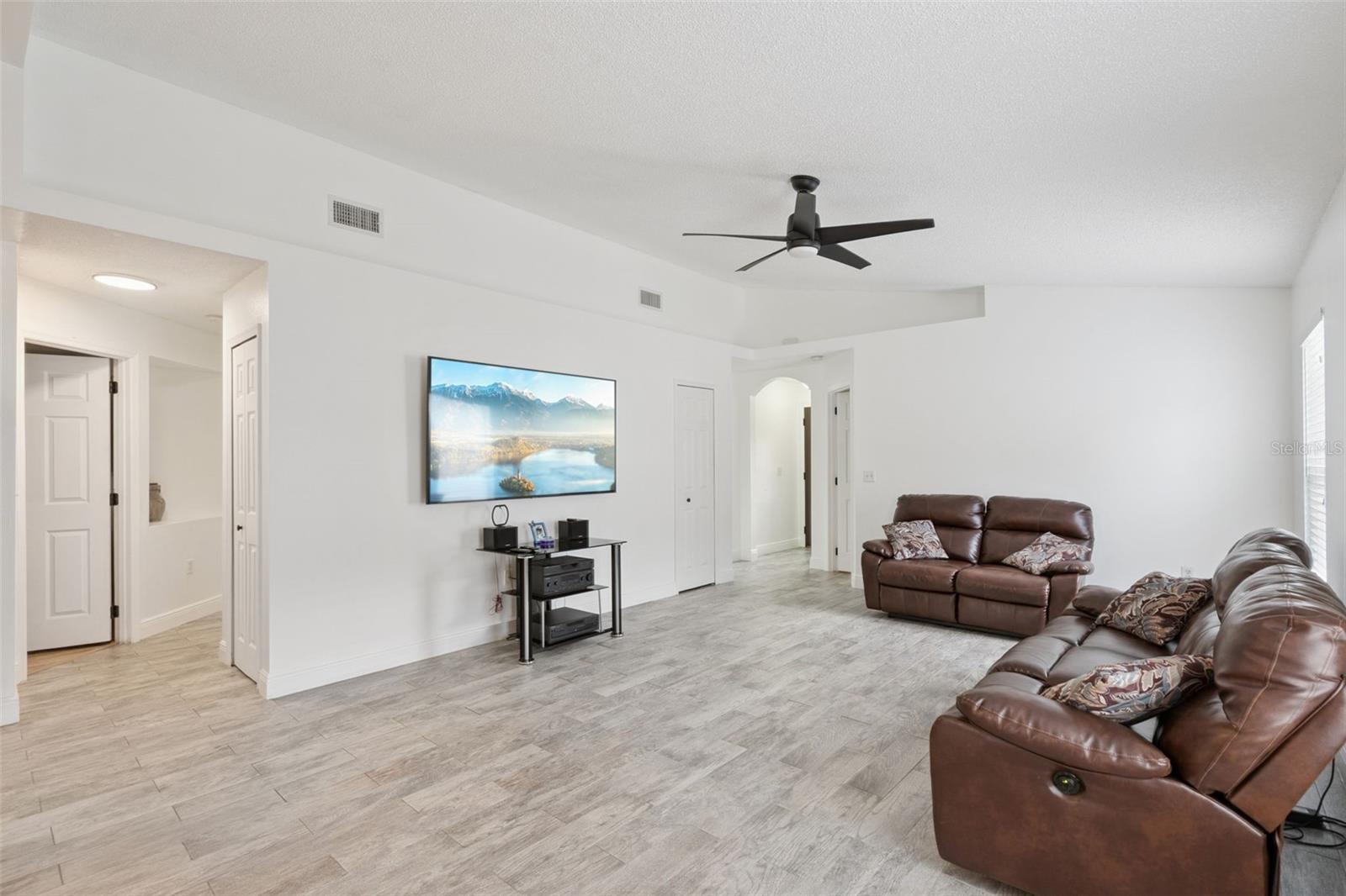 2744 Palm Isle Way Property Photo 3