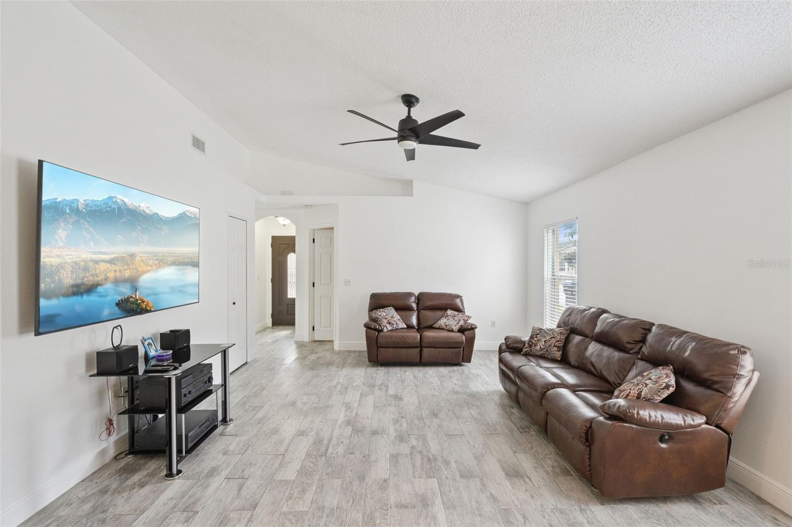 2744 Palm Isle Way Property Photo 4