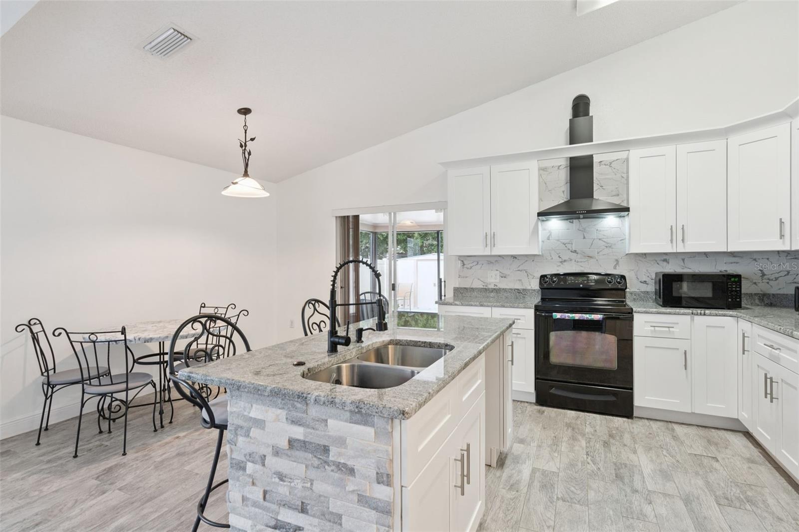 2744 Palm Isle Way Property Photo 7