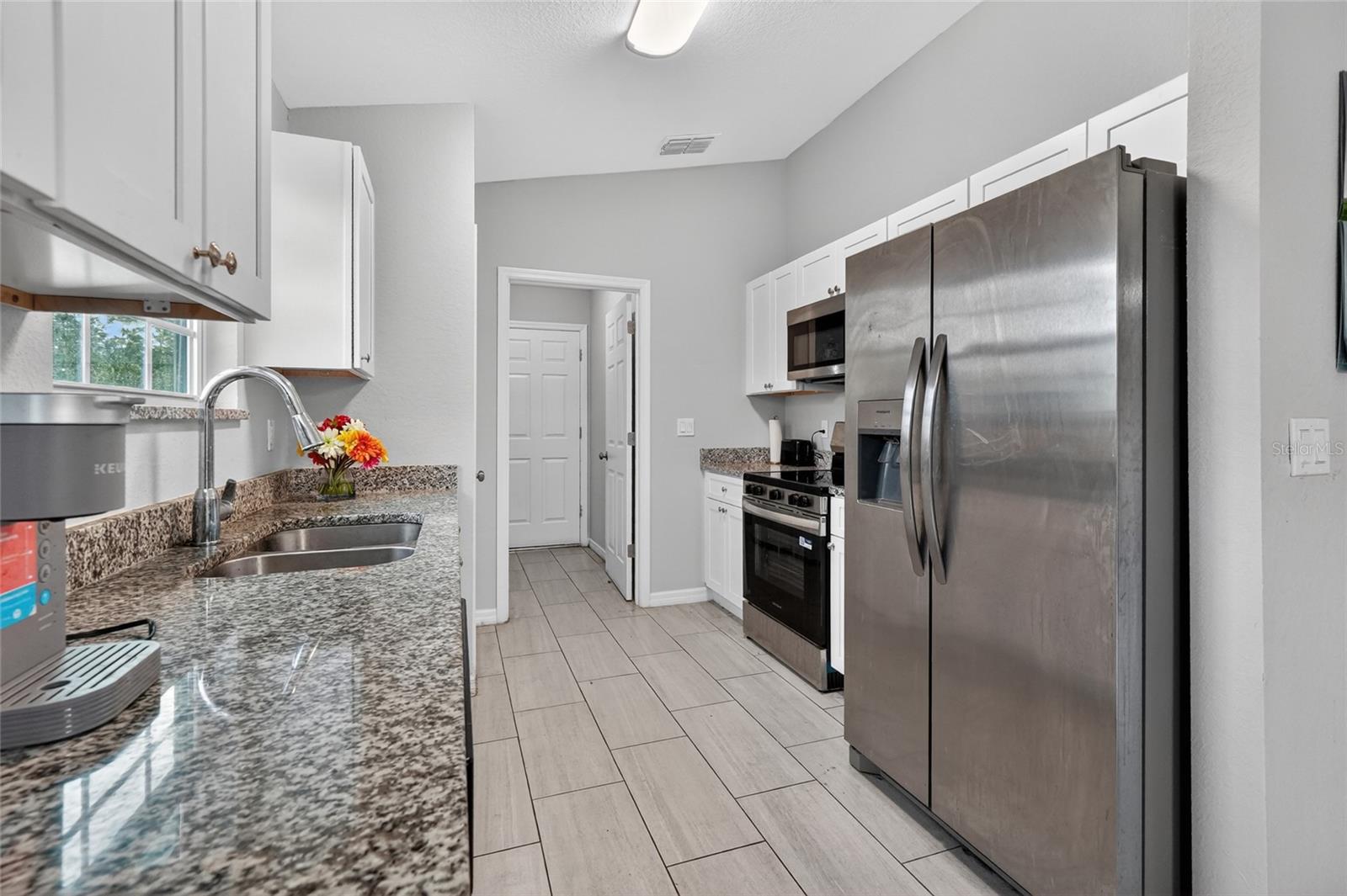 452 Nw Crocus Ln Property Photo 4