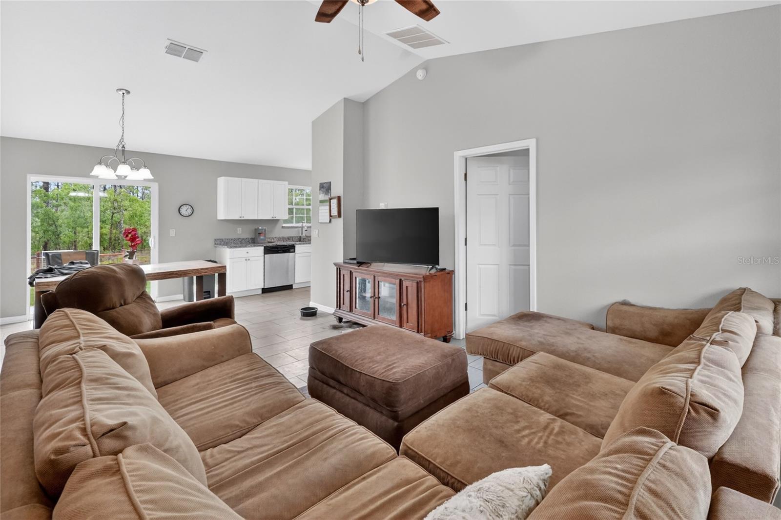 452 Nw Crocus Ln Property Photo 11