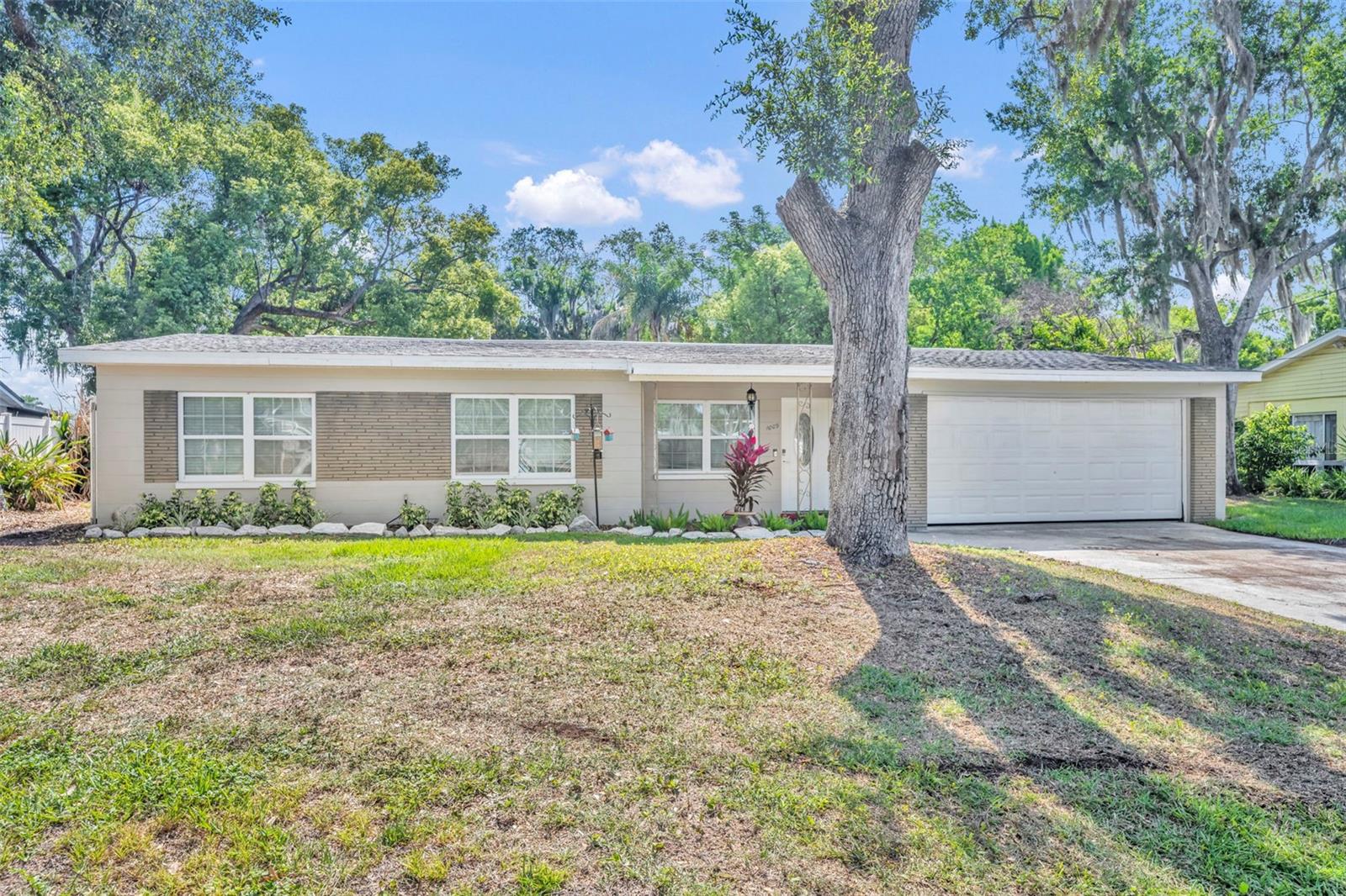1009 Lake Bell Dr Property Photo 1