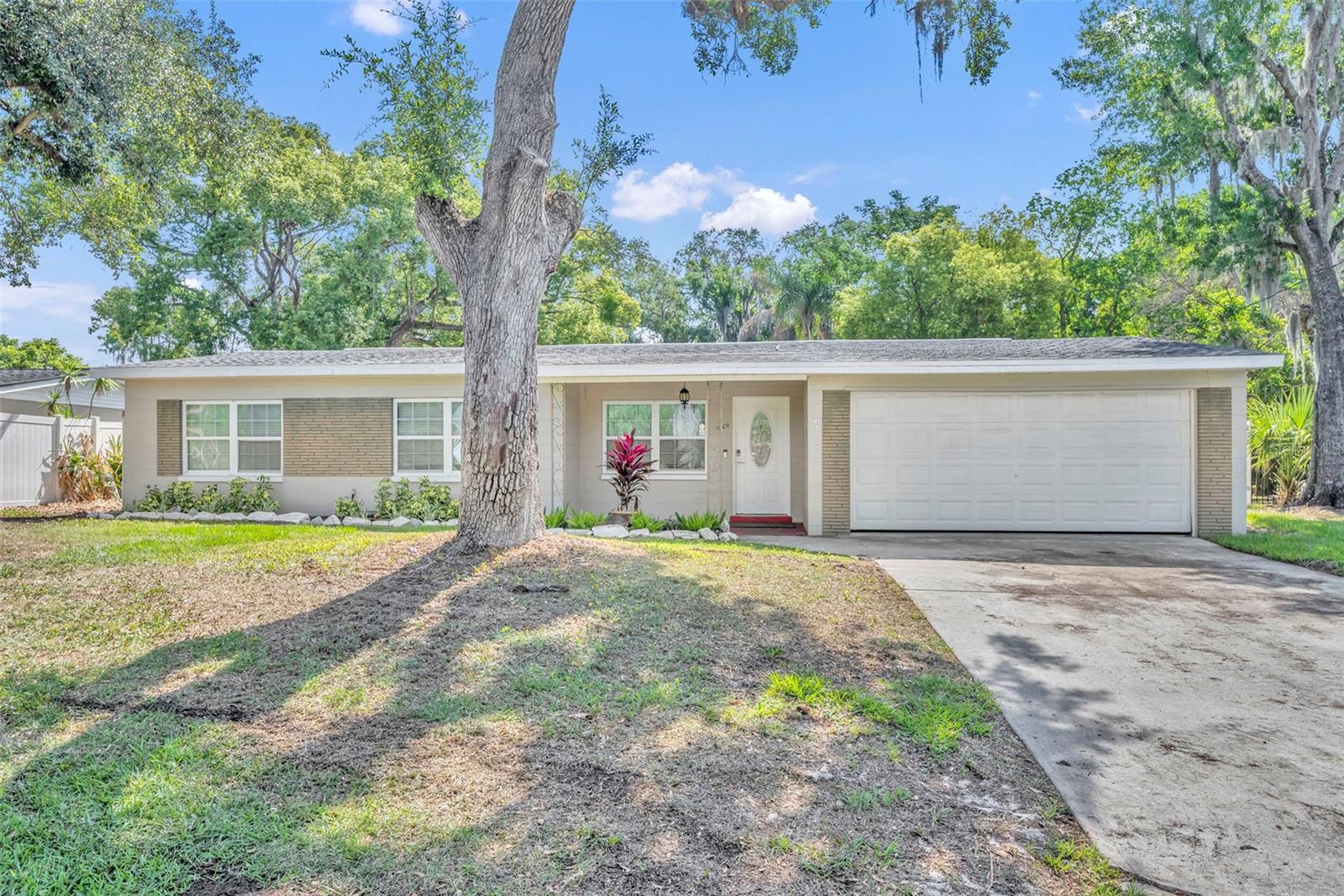 1009 Lake Bell Dr Property Photo 1